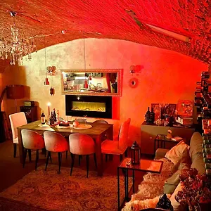 la-cave-rouge-secret-wine-cellar-in-the-center.it-tuscanyhotel.com/